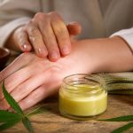 Baume cbd anti inflammatoire : bienfaits, utilisation et précautions d’emploi
